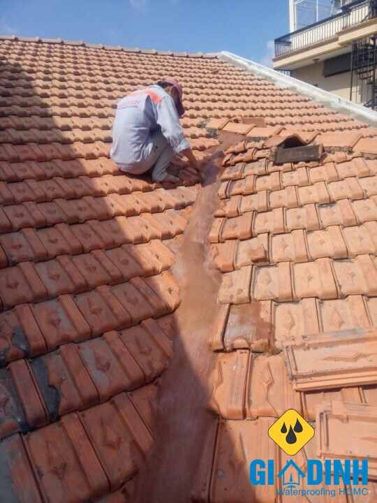 Thi công chống thấm mái ngói