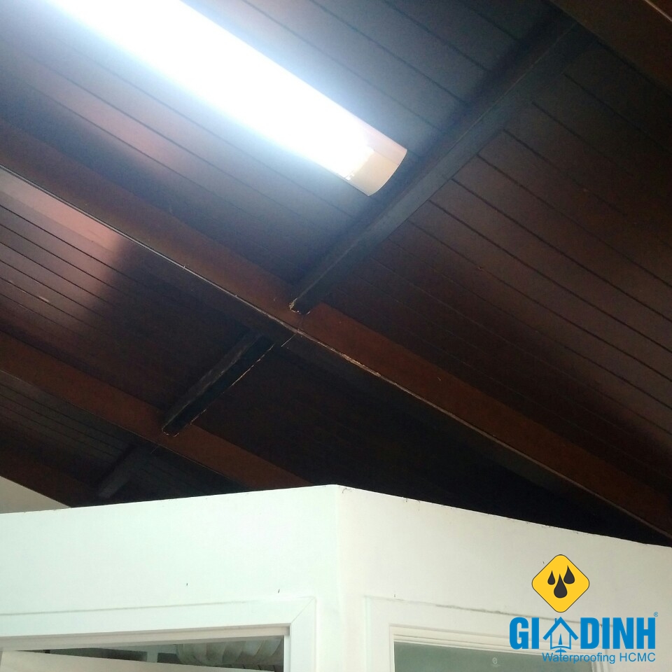 Bề mặt trần gỗ bị mục do thấm ứ đọng nước